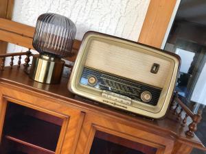 una vieja radio sentada sobre una mesa en Hotel Berghof by 42, en Coblenza