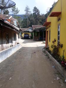 une rue vide dans une ville avec des bâtiments dans l'établissement Pondok orange ciwidey, à Bandung