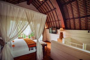 - une chambre avec un lit et une fenêtre dans l'établissement Tanamas Villas Ubud by Best Deals Asia Hospitality, à Ubud