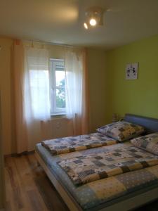 ハイデルベルクにあるCharlotte Flat Heidelbergのベッドルーム1室(ベッド2台、窓付)