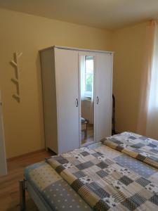 ハイデルベルクにあるCharlotte Flat Heidelbergのベッドルーム1室(ベッド1台、クローゼット、窓付)