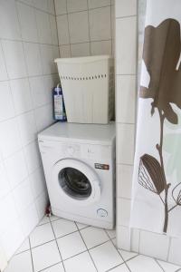 ハイデルベルクにあるCharlotte Flat Heidelbergのバスルームの隅にある洗濯機と乾燥機