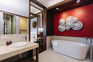 Ein Badezimmer in der Unterkunft T Heritage Hotel