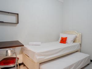 Tempat tidur dalam kamar di KoolKost Syariah near RSUP Dr Kariadi Semarang Minimum Stay 6 nights