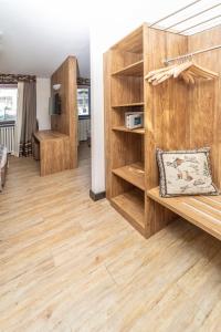 Pokój z drewnianymi ścianami i drewnianą podłogą w obiekcie Hotel Du Col w mieście Sestriere