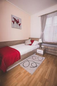 Gasthof zur Saline في براتيلن: غرفة نوم بسرير وبطانية حمراء