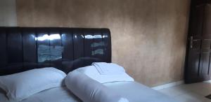 Postel nebo postele na pokoji v ubytování Airangga Home Stay Syariah Berastagi RedPartner + 2 fotografie