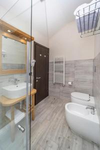 łazienka z umywalką i toaletą w obiekcie Hotel Du Col w mieście Sestriere