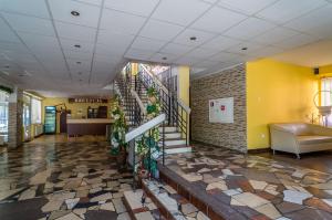 un hall avec un escalier dans un bâtiment dans l'établissement OW Eden, à Kąty Rybackie