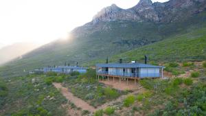un gruppo di case su una collina con una montagna di Big Sky Cottages a Wolseley