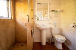 un bagno con un water e un lavandino di Big Sky Cottages a Wolseley Altre 34 foto