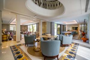 Vivienda Hotel Villas, Jeddah في جدة: غرفة معيشة مع كراسي وطاولة