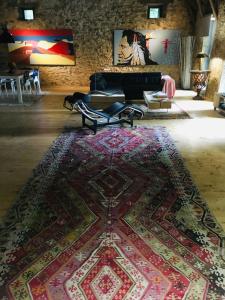salon z dywanem na podłodze i kanapą w obiekcie Le Gîte du Château de Durfort w mieście Soursac