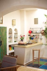 een keuken met een aanrecht en een wastafel in de kamer bij Daranur in Essaouira