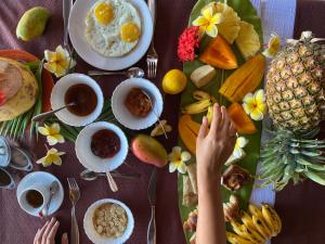 una mesa con un montón de comida. en Nosy Be Hotel & Spa, en Ambondrona