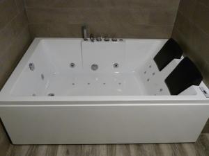 a large white bath tub in a bathroom at Intimo y Acogedor "algunos" con Bañera Hidromasaje in Valencia
