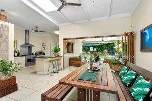 Η κουζίνα ή μικρή κουζίνα στο Vista Hillview Family Villa