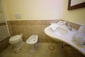 A bathroom at Palazzo Introna