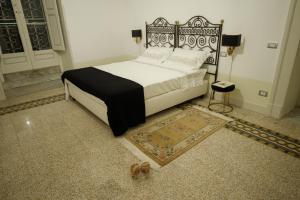 A bed or beds in a room at Palazzo Introna