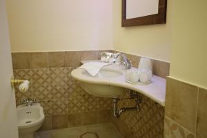 A bathroom at Palazzo Introna