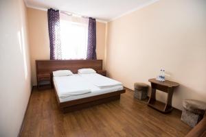 ein kleines Schlafzimmer mit einem Bett und einem Fenster in der Unterkunft Holiday stay Nika in Busk