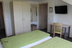 Ein Bett oder Betten in einem Zimmer der Unterkunft Gästehaus Zum Wolffenturm