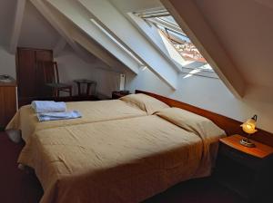 Porto Lesvos hotel tesisinde bir odada yatak veya yataklar
