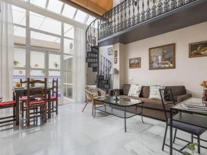 salon z kanapą i stołem w obiekcie Sueños de Sevilla duplex a calidades w Sewilli