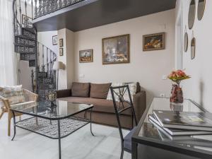 Część wypoczynkowa w obiekcie Sueños de Sevilla duplex a calidades