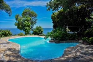 - une piscine avec l'océan en arrière-plan dans l'établissement Mfangano Island Lodge, à Mbita