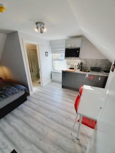 a room with a kitchen and a bed and a table at Southend on Sea - Westcliff Studios - Great Location in Southend-on-Sea