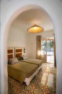 Un pat sau paturi într-o cameră la Mari del Sud Resort