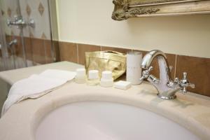 A bathroom at Palazzo Introna Még 35 kép