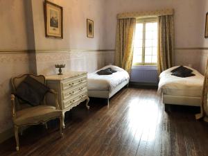 1 dormitorio con 2 camas, vestidor y silla en Le Soyeureux Holiday Cottage Villa Spa, en Spa