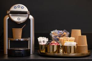 una macchina del caffè seduta su un tavolo con del cibo di Tinah Paris, Champs Elysées a Parigi