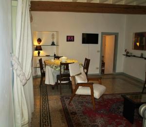 - un salon avec une table à manger et des chaises dans l'établissement 20 Passi dal Duomo, à Florence