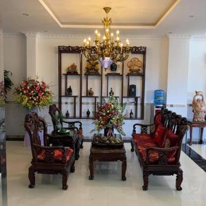 ドンホイにあるTuấn Anh 2 Hotelのリビングルーム(椅子、シャンデリア付)
