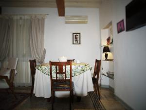 d'une salle à manger avec une table, des chaises et une fenêtre. dans l'établissement 20 Passi dal Duomo, à Florence