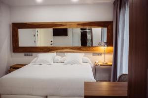 Hotel Cuevas - Adults Only客房内的一张或多张床位