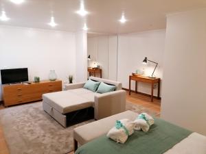 Quinta da Eira do Sol في غيمارايش: غرفة معيشة مع سرير وأريكة