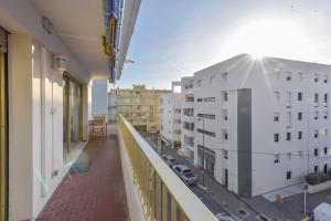 - un balcon avec vue sur un bâtiment dans l'établissement SERRENDY Cannes Palm Beach 2min walk to beaches, à Cannes