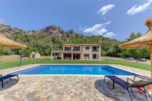 una imagen de una villa con piscina en VILLA PARADÍS, en Pollensa