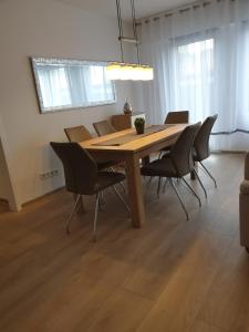 a dining room table and chairs in a room at BREUERS PulHEIM Appartment blau in Pulheim