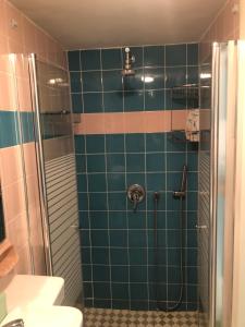 bagno con doccia e piastrelle verdi di Rothschild Tel-Aviv Studio a Tel Aviv Altre 7 foto