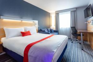 Un pat sau paturi într-o cameră la Holiday Inn Express Dunfermline, an IHG Hotel