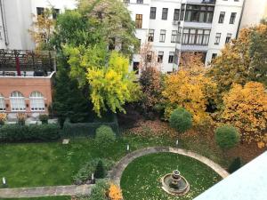 una vista aérea de un jardín en un edificio en Apartments near Rathaus, en Viena