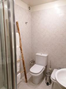 吉馬良斯的住宿－金塔艾拉多索爾酒店，一间带卫生间和水槽的浴室