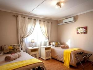 Postel nebo postele na pokoji v ubytování Kamieskroon Cosy Cottage