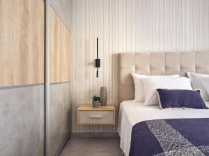 1 dormitorio con cama y mesita de noche con planta en Blue View Villa, en Alikanas