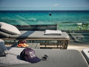阿利卡納斯的住宿－Blue View Villa，坐在海边桌子顶上的帽子